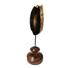 Foto de um(a) Escultura Ágata e Folha de Ouro, da categoria de Escultura. Escultura em ágata marrom com folheação em ouro, haste em ferro e base torneada em madeira, ano 2022 pega única pelo... Vendido no marketplace Trésors.