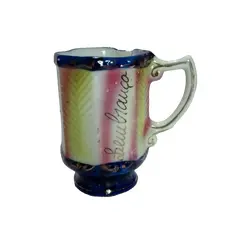 Foto de um(a) Caneca em Porcelana Isabelina Policromada, da categoria de Canecas. Caneca em porcelana isabelina policromada, com defeito de fábrica na borda. A: 9m / Diâmetro: 6cm peso: 168g. Vendido no marketplace Trésors.