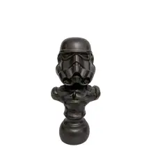 Foto de um(a) Escultura Stormtrooper Star Wars, da categoria de Escultura. Peça única pelo designer marcelus ribas escultura toy art star wars stormtrooper em técnica mista com pátina bronze... Vendido no marketplace Trésors.