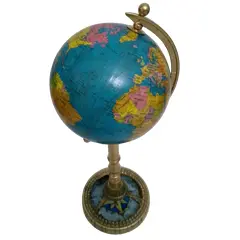 Foto de um(a) Globo Rosa Dos Ventos, da categoria de Globos. Globo terrestre rosa dos ventos: base em latão e madeira dourada torneada e rosa dos ventos como inspiração. peça única pelo... Vendido no marketplace Trésors.