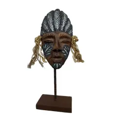 Foto de um(a) Escultura Indígena, da categoria de Escultura. Escultura com tema indígena em terracota com adereços em sisal e base em madeira. Peça única pelo designer marcelus ribas.... Vendido no marketplace Trésors.