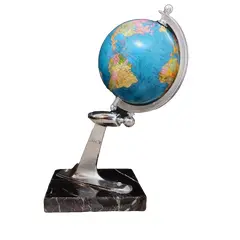 Foto de um(a) Globo Corcel 69, da categoria de Globos. Globo terrestre de mesa com pegada vintage, haste de um retrovisor cromado de um corcel 1969 e base em granito preto peça... Vendido no marketplace Trésors.