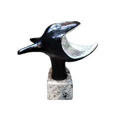 Foto de um(a) Escultura Cerâmica Preta e Branco, Década de 2000, da categoria de Escultura. Escultura em cerâmica preto e branco esmaltada e craqueada com base em granito maciço. Peça única pelo designer marcelus... Vendido no marketplace Trésors.