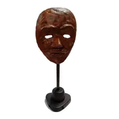 Foto de um(a) Escultura Máscara em Papier Mâché, Década de 1990, da categoria de Escultura. Escultura de máscara em papier mâché com haste em madeira, década de 1990, peça única. A: 40 cm L: 15 cm P: 6,5 cm Base... Vendido no marketplace Trésors.