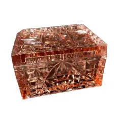 Foto de um(a) Caixa Vidro Rosa Anos 40, da categoria de Cestos e Caixas. Caixa de vidro rosa e em relevo, década de 1949 **um dos cantos está quebradinho mas ainda com todo o requinte e classe do... Vendido no marketplace Trésors.