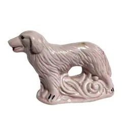 Foto de um(a) Bibelô Collie Anos 40, da categoria de Modelos e estatuetas. Miniatura em porcelana na cor rosa, o clássico bibelô dos anos 1940 A: 8 cm P: 4 cm L: 11 cmPeso: 158 g. Vendido no marketplace Trésors.