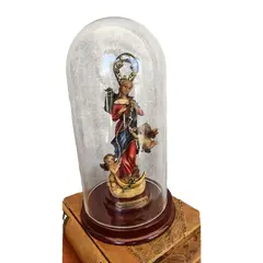 Foto de um(a) Nossa Senhora Desatadora Dos Nós, da categoria de Objetos religiosos e espirituais. Nossa Senhora Desatadora de Nós em resina policromada com redoma em vidro e base, década de 1990 Mede: A 18,5 cm / L 6,5 cm... Vendido no marketplace Trésors.