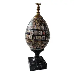 Foto de um(a) Ovodama, Ovo em Cerâmica com Decoupage, Década de 1980, da categoria de Escultura. Ovodama: ovo em cerâmica, década de 1980, com decoupage de imagens clássicas de mulheres de várias épocas, com uma pomba em... Vendido no marketplace Trésors.