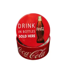 Foto de um(a) Lata Coca-Cola, da categoria de Outros colecionáveis. Lata oficial da coca cola. Um clássico de se ter. A: 7,6 cm Diâmetro: 16,8 cm Peso: 148 g. Vendido no marketplace Trésors.