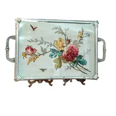 Foto de um(a) Bandeja Floral Anos 50, da categoria de Bandejas. Bandeja com estampa floral e vidro com moldura e alças em alumínio, década de 1950. L: 35 cm P: 25 cm A: 3 cm Peso: 1,100 kg. Vendido no marketplace Trésors.