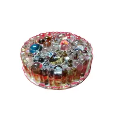 Foto de um(a) Peso de Papel em Vidro com Fragmentos de Cristal de Murano, Década de 1940, da categoria de Pesos de papel. Peso de papel em vidrão com bolhas coloridas feitas com fragmentos de cristal de murano, porcelana e metal. Laterais... Vendido no marketplace Trésors.