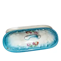 Foto de um(a) Porta Pente e Escova em Porcelana Francesa, Década de 1920, da categoria de Garrafas, potes e jarros. Porta pente e escova de cabelo em porcelana francesa policromada com motivos florais. Pertencente a um conjunto de toilette... Vendido no marketplace Trésors.