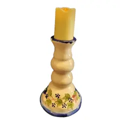 Foto de um(a) Castiçal em Cerâmica Policromada, Cerâmica Rio-Grandense Germany, Década de 1990, da categoria de Castiçais. Castiçal em cerâmica policromada com motivo floral, com borda e base em azul cobalto. Da fábrica de cerâmica riograndense... Vendido no marketplace Trésors.