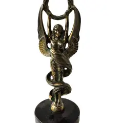 Foto de um(a) Escultura Anjo da Vitória, da categoria de Escultura. Escultura anjo da vitória com coroa de louro e base em granito, década de 1940. A: 34cm / L: 11cm D base: 12,5cm peso:... Vendido no marketplace Trésors.