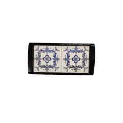 Foto de um(a) Bandeja Azulejos, Marca Polovi, Paraná, Década de 1970, da categoria de Bandejas. Bandeja de azulejo azul cobalto com fundo branco da marca polovi, paraná, década de 1970. Moldura em madeira com acabamento... Vendido no marketplace Trésors.
