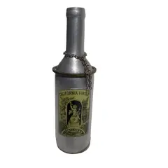 Foto de um(a) Garrafa vintage em alumínio, da categoria de Garrafas, potes e jarros. Garrafa em alumínio fundido com aro em latão, corrente em metal e gravura vintage. A: 22cm / Diâmetro: 6,5cm peso: 924g. Vendido no marketplace Trésors.