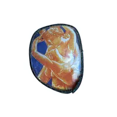 Foto de um(a) Broche Escultura Grega, da categoria de Outros colecionáveis. Broche personalizado a partir de lentes de vidro com borda em camurça, com imagem de escultura grega peça única pelo... Vendido no marketplace Trésors.