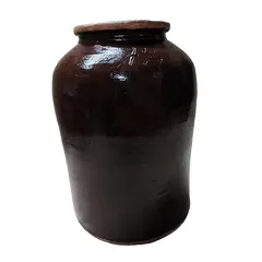 Foto de um(a) Pote de Gres Alemão, Década de 1940, da categoria de Garrafas, potes e jarros. Pote de gres alemao na cor marrom com capacidade para 7 1/2 litros de armazenamento, década de 1940. A: 28,5 cm / Diâmetro... Vendido no marketplace Trésors.