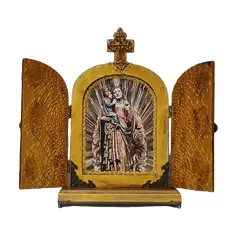 Foto de um(a) Oratório de Mesa com Imagem Barroca Santana e Virgem Maria, Década de 1990, da categoria de Objetos religiosos e espirituais. Oratório de mesa com imagem barroca da santana e a virgem maria, todo em madeira policromada com portas em relevo e... Vendido no marketplace Trésors.