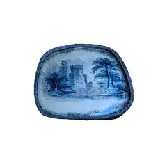 Foto de um(a) Broche Castelo Medieval, da categoria de Outros colecionáveis. Broche personalizado a partir de lentes de vidro com borda em camurça, com imagem de pintura envelhecida de castelo medieval... Vendido no marketplace Trésors.