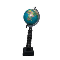 Foto de um(a) Globinho de Pisa, da categoria de Globos. Peça única pelo designer marcelus ribas. Torre de pisa global em metal patinado e bronze, com base em madeira ebanizada. ... Vendido no marketplace Trésors.