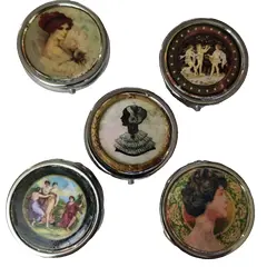 Foto de um(a) Latas Mulheres, da categoria de Organizadores. Latas customizadas e únicas em metal prateado, motivo mulheres de diversas épocas Medidas: 4,7cm de diâmetro e 1,3cm de... Vendido no marketplace Trésors.
