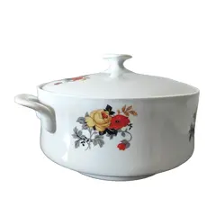 Foto de um(a) Sopeira Porcelana Branca Brasileira Srs, Década de 1970, da categoria de Terrinas de sopa. Sopeira em porcelana branca com motivo floral, 2 alças e abertura na tampa para a concha, característico dos anos 1970. Da... Vendido no marketplace Trésors.
