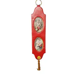 Foto de um(a) Peça Decorativa de Parede com Cenas Galante, Década de 1960, da categoria de Objetos de parede esculturais. Peça decorativa de parede ainda com a embalagem original, com gravuras galantes policromadas, em vinil e metal com tassel... Vendido no marketplace Trésors.