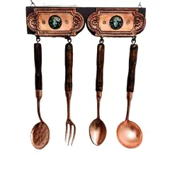 Foto de um(a) Porta Talheres Madeira e Rose Gold, da categoria de Suportes decorativos. Porta talheres grande em alumínio fundido com pátina rose gold e cabo em madeira, suporte em madeira com decoração também em... Vendido no marketplace Trésors.