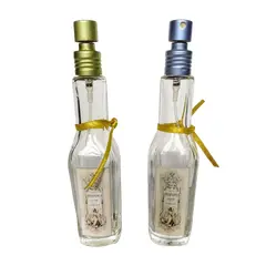 Foto de um(a) Par de Perfumeiros, da categoria de Garrafas, potes e jarros. Par de perfumeiro em vidro com spray customizado com rótulos franceses dos anos 1900 peças únicas pelo designer marcelus... Vendido no marketplace Trésors.