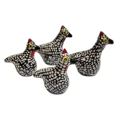 Foto de um(a) Galinha D'Angola em Cerâmica Nordestina, Década de 2000, da categoria de Modelos e estatuetas. Galinhas d'angola em cerâmicas nordestinas, década de 2000 A: 7 cm e 6,5 cm L: 8,5 cm e 6,5 cm P: 3,5 cm e 3 cm Peso... Vendido no marketplace Trésors.