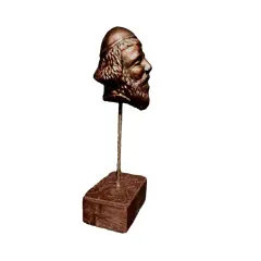 Foto de um(a) Fragmento Rosto Masculino, da categoria de Escultura. Fragmento de escultura de um rosto masculino em gesso com acabamento em bronze envelhecido e base em madeira e couro... Vendido no marketplace Trésors.