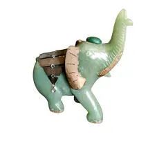 Foto de um(a) Elefante Indiano Jade e Ouro Anos 70, da categoria de Modelos e estatuetas. Escultura elefante indiano em jade com detalhes em latão e folha de ouro, década de 1970 Mede: A 10,5 cm / L 11,5 cm / P 4... Vendido no marketplace Trésors.