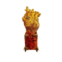 Foto de um(a) Escultura Coração, Peça Única, Anos 2000, da categoria de Escultura. Escultura coração: em resina folhada a ouro e envelhecida, detalhe da abelha em latão oxidado, base em acrílico âmbar com... Vendido no marketplace Trésors.