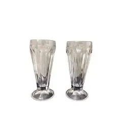 Foto de um(a) Duas Taças de Milkshake em Vidrão, Década de 1970, da categoria de Taças. Duas taças de milkshake em vidrão, década de 1970 A: 20 cm Diâmetro: 8,5 cm 250 ml peso: 791 g. Vendido no marketplace Trésors.