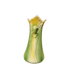 Foto de um(a) Vaso em Cerâmica Estilo Art Déco, Década de 1940, da categoria de Vasos. Vaso em cerâmica verde e amarela e pequenas alças, estilo art deco tardio lembrando folhas, anos 1940. Não apresenta marca... Vendido no marketplace Trésors.