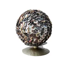 Foto de um(a) Bola Madrepérolas, Década de 1960, da categoria de Outros objetos decorativos. Bola revestida com botões em madrepérola dos anos 1960 com base em latão e patina bronze. Diâmetro: 10,7 cm peso: 397 g. Vendido no marketplace Trésors.