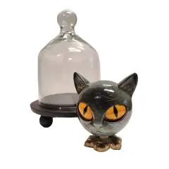 Foto de um(a) Escultura Cabeça Gato Egípcio, Peça Única, Década de 2000, da categoria de Escultura. Cabeça de gato egípcio com base dourada em relevo dentro de uma redoma com base em madeira ebanizada, década de 2000 peça... Vendido no marketplace Trésors.