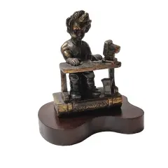 Foto de um(a) Escultura em Resina Com Banho de Latão, Década de 1990, da categoria de Escultura. Escultura de mesa de resina com banho de latão envelhecido, base orgânica em madeira de imbuia. Bem comum nos anos 1990 e o... Vendido no marketplace Trésors.