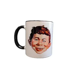 Foto de um(a) Caneca Bom Alfredo, Alfred E. Neuman da Revista Mad, da categoria de Canecas. Caneca alfred e. Neuman da revista mad: um clássico que marcou época. Teve seu início em 1954. Caneca em porcelana com alça... Vendido no marketplace Trésors.