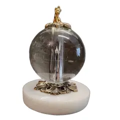 Foto de um(a) Bola de Cristal Decorativa, Década de 2000, da categoria de Outros objetos decorativos. Bola de cristal decorativa com base em mármore branco e ferragens em latão. Para completar, um yorkshire terrier dourado no... Vendido no marketplace Trésors.