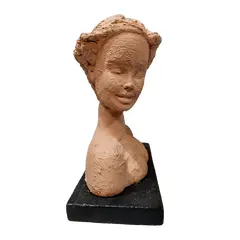 Foto de um(a) Busto Feminino anos 2000, da categoria de Escultura. Busto feminino em técnica mista com pátina terracota e base em granito ebanizado, década de 2000 peça única pelo designer... Vendido no marketplace Trésors.