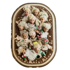 Foto de um(a) Gloobee Dolls 90'S, da categoria de Bonecas. Bonecas caretinha gloobee dolls, em vinil com corpo de tecido revestido com fibra e cabelos de fibra sintética, tendo como... Vendido no marketplace Trésors.