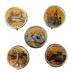 Foto de um(a) Mini Latinhas Monumentos do Mundo, da categoria de Organizadores. Latas customizadas e únicas em metal prateado, motivo monumentos do mundo: rio de janeiro, china, egito, moscou e austrália ... Vendido no marketplace Trésors.