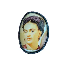 Foto de um(a) Broche Frida Kahlo, da categoria de Outros colecionáveis. Broche personalizado a partir de lentes de vidro com borda em camurça, com imagem de frida kahlo peça única pelo designer... Vendido no marketplace Trésors.