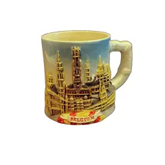 Foto de um(a) Caneca Belga em Cerâmica, Souvenir de 1999, da categoria de Canecas. Caneca belga em cerâmica com relevo e policromia feita a mão: apresentando marcos arquitetônicos da cidade de bruxelas e... Vendido no marketplace Trésors.