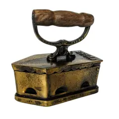 Foto de um(a) Ferro Anos 30, da categoria de Outros colecionáveis. Ferro de passar com banho de latão oxidado com cabo em madeira original, década de 1930 marca fama, indústria brasileira A:... Vendido no marketplace Trésors.