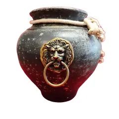 Foto de um(a) Vaso Leões em Terracota, da categoria de Vasos. Vaso em terracota ebanizado e envelhecido. Dois leões em latão nas laterais e uma corda de algodão completa a peça com seu... Vendido no marketplace Trésors.