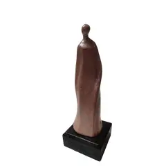Foto de um(a) Escultura Mulher em Movimento em Terracota e Madeira, Década de 1990, da categoria de Escultura. Escultura em terracota com base de madeira, representando uma mulher en novimento. Apresenta assinatura do artista, década... Vendido no marketplace Trésors.