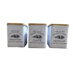 Foto de um(a) Latas Café, Biscoito e Açúcar, da categoria de Organizadores. Combo de latas para biscoito, açúcar e café. Com tampa também em metal com estampa estio madeira. A: 14 cm L: 10,5 P: 10,5... Vendido no marketplace Trésors.